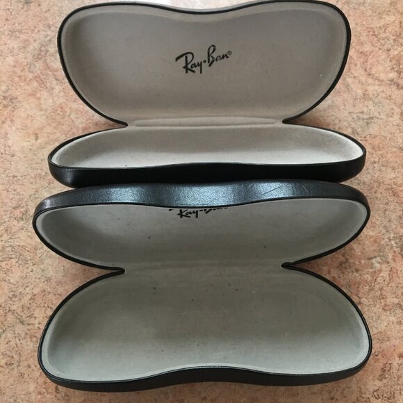 2 Ray-Ban hard clamshell sunglass cases - Picture 5 of 8